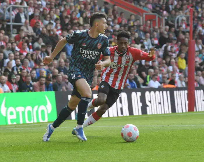 Framed Print : Martinelli vs Walker-Peters: A Premier League Battle at St Marys Stadium - Arsenal vs Southampton, 2021-22