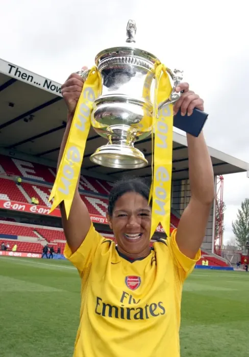Framed Print : Mary Philip with the FA Cup: Arsenal Ladies Glory over Charlton Athletic