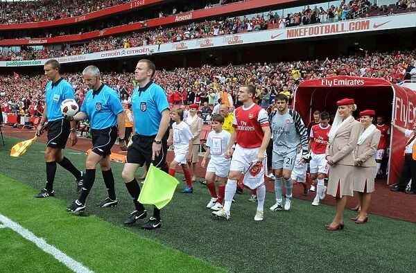 The match officials and Thomas Vermaelen (Arsenal). Arsenal 1: 1 AC Milan