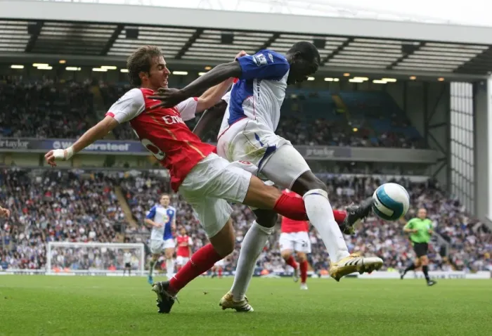 Framed Print : Mathieu Flamini (Arsenal) Christopher Samba (Blackburn Rovers)