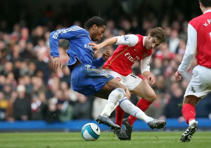 Framed Print : Mathieu Flamini (Arsenal) Didier Drogba (Chelsea)