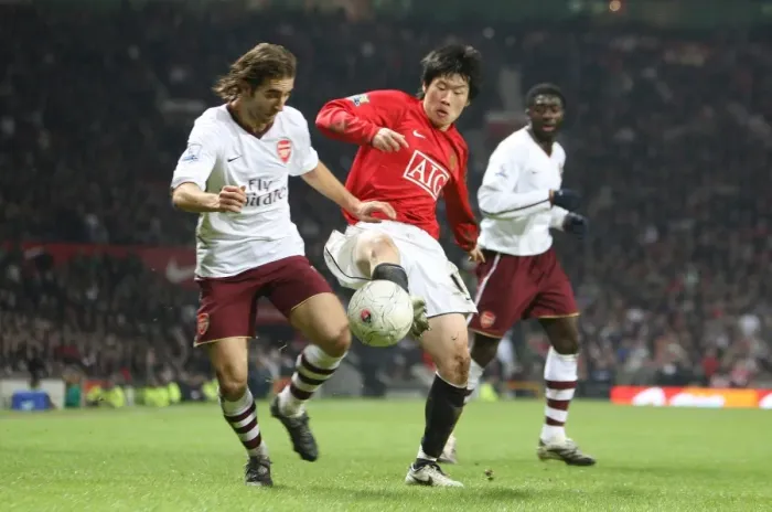 Framed Print : Mathieu Flamini (Arsenal) Ji-Sung Park (Man Utd) Framed Print : Mathieu Flamini (Arsenal) Ji-Sung Park (Man Utd)
