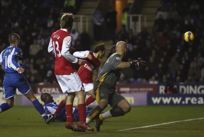 Framed Print : Mathieu Flamini shoots past Reading goalkeeper Marcus Hahnemann to score the 1st Arsenal goal