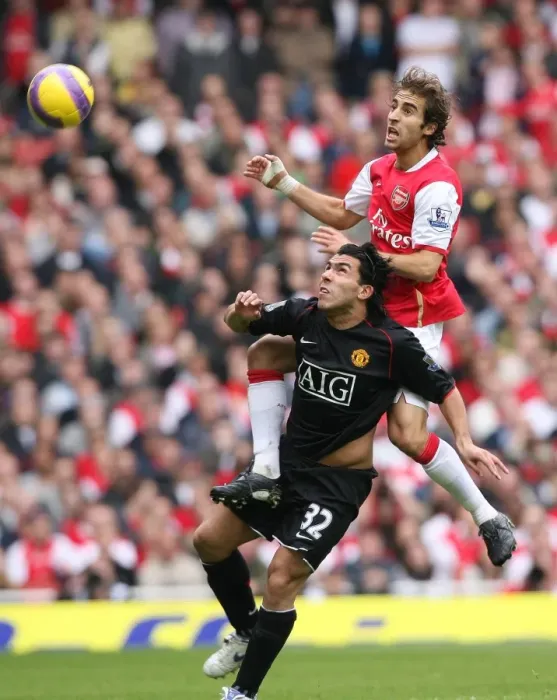 Framed Print : Mathiue Flamini (Arsenal) Carloz Tevez (Manchester United)