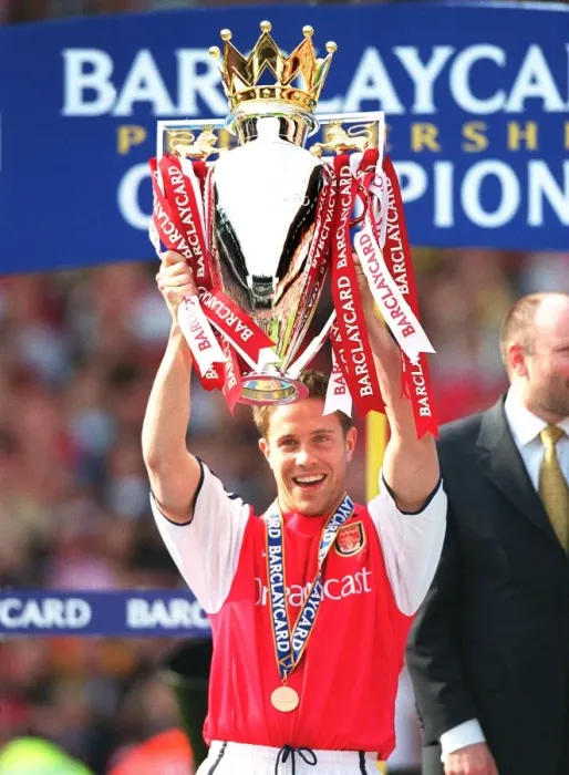 Framed Print : Matthew Upson lifts the F. A. Barclaycard Premiership Trophy
