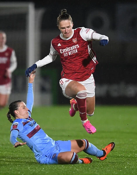 Empty Meadow Park Showdown: A Head-to-Head Battle Between Vivianne Miedema and Cecile Kvamme in the FA WSL