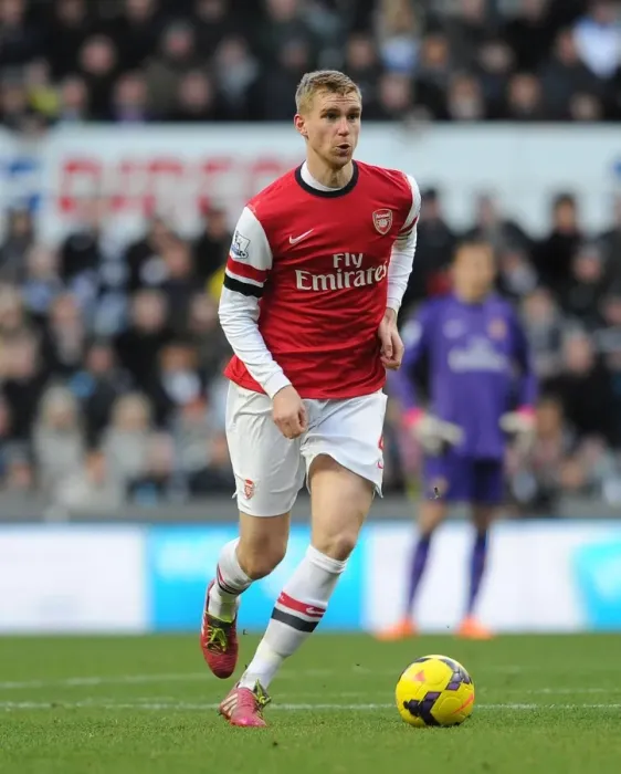 Framed Print : Per Mertesacker in Action: Arsenal vs. Newcastle United, Premier League (2013-14) Framed Print : Per Mertesacker in Action: Arsenal vs. Newcastle United, Premier League (2013-14)