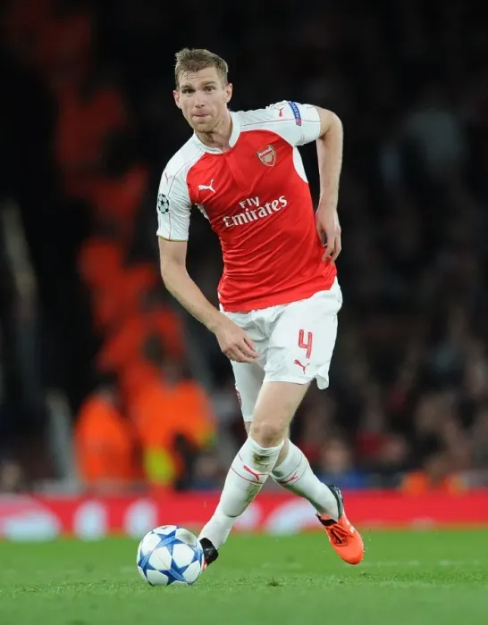 Framed Print : Per Mertesacker in Action: Arsenal vs Olympiacos, UEFA Champions League 2015 / 16 Framed Print : Per Mertesacker in Action: Arsenal vs Olympiacos, UEFA Champions League 2015 / 16