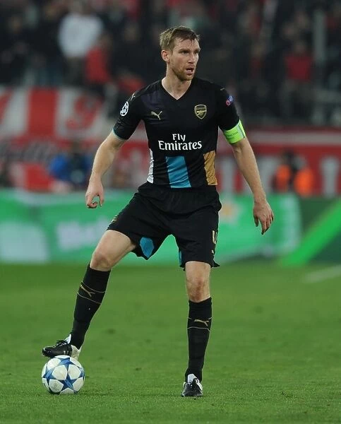 Per Mertesacker in Action: Arsenal vs. Olympiacos, UEFA Champions League, Athens 2015