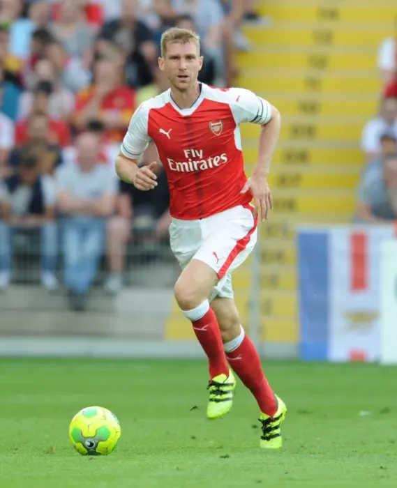 Framed Print : Per Mertesacker in Action: Arsenal's Pre-Season Friendly against RC Lens (2016-17) Framed Print : Per Mertesacker in Action: Arsenal's Pre-Season Friendly against RC Lens (2016-17)
