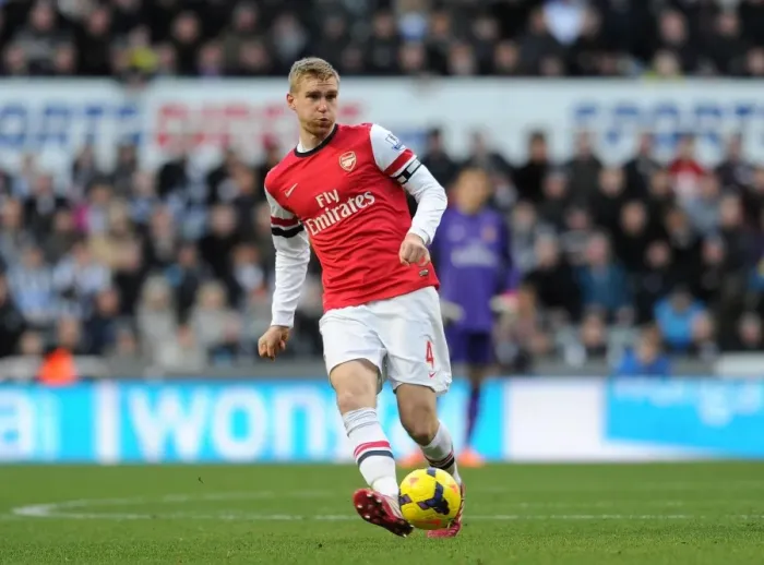 Framed Print : Per Mertesacker in Action: Newcastle United vs Arsenal, Premier League 2013-14