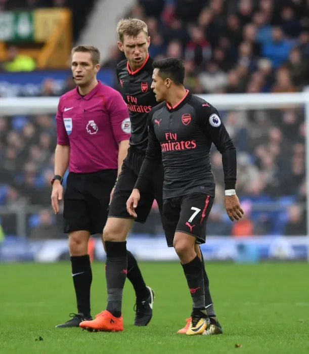 Framed Print : Per Mertesacker and Alexis Sanchez: Intense Focus During Everton vs. Arsenal Premier League Clash (2017-18)