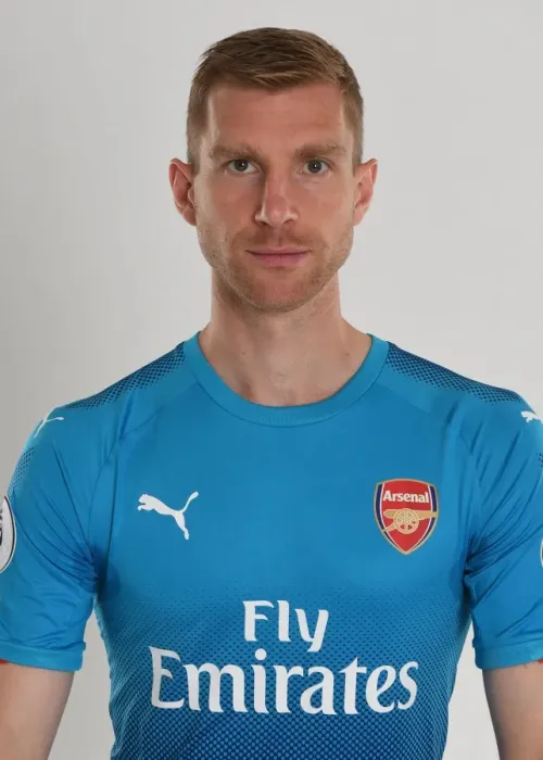 Framed Print : Per Mertesacker at Arsenal 2017-18 Team Photocall