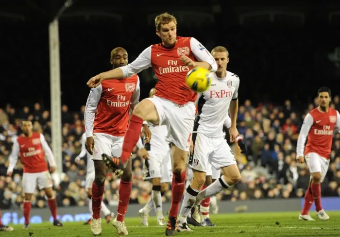 Framed Print : Per Mertesacker (Arsenal). Fulham 2: 1 Arsenal. Barclays Premier League Framed Print : Per Mertesacker (Arsenal). Fulham 2: 1 Arsenal. Barclays Premier League