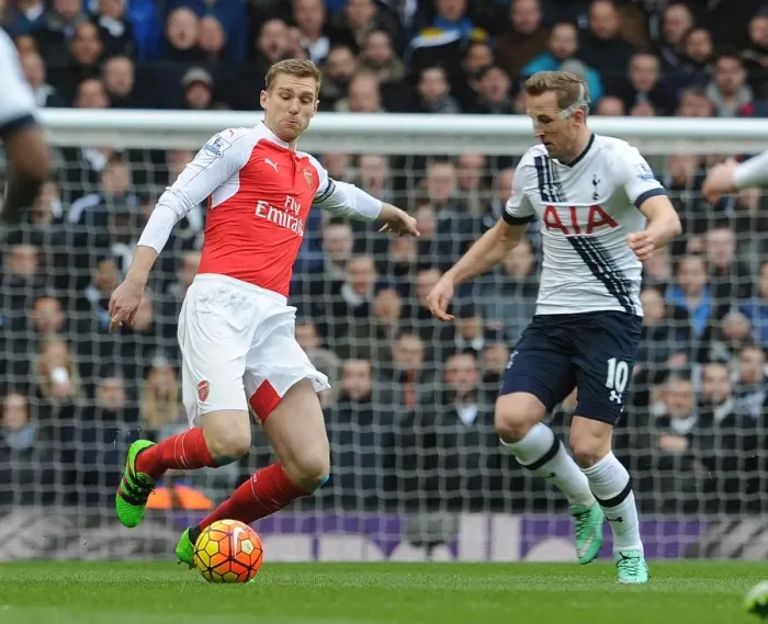 Framed Print : Per Mertesacker (Arsenal) Harry Kane (Tottenham) Framed Print : Per Mertesacker (Arsenal) Harry Kane (Tottenham)