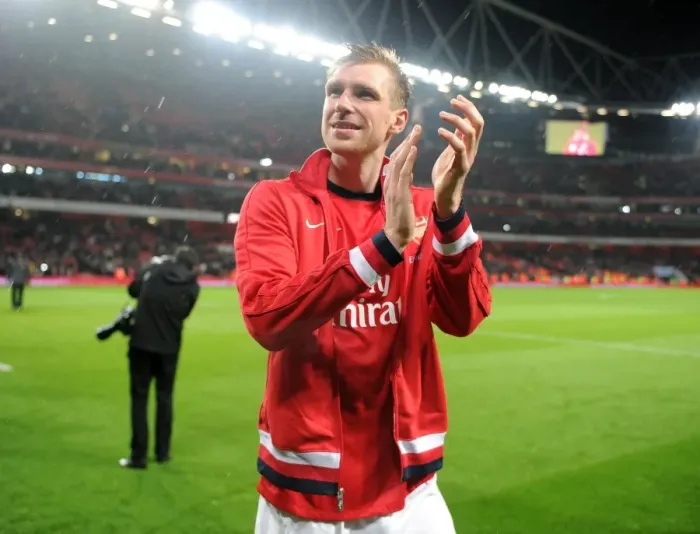 Framed Print : Per Mertesacker (Arsenal) during the lap of appreciation at the end of the match Framed Print : Per Mertesacker (Arsenal) during the lap of appreciation at the end of the match