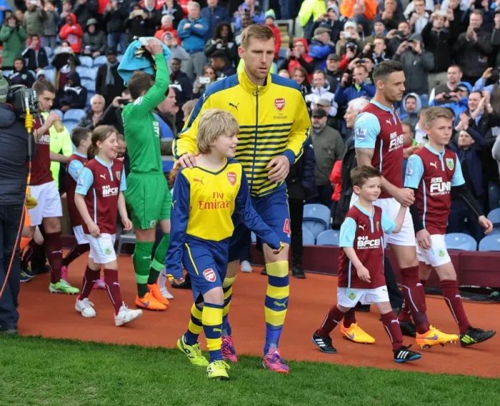 Framed Print : Per Mertesacker and Arsenal Mascot: Pre-Match Moment at Burnley, 2014 / 15 Framed Print : Per Mertesacker and Arsenal Mascot: Pre-Match Moment at Burnley, 2014 / 15