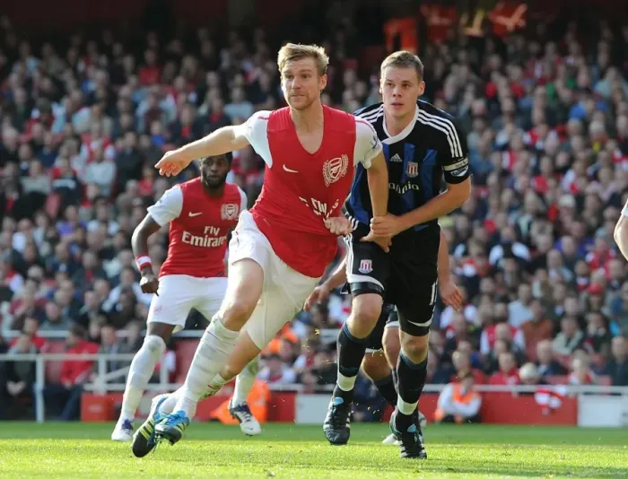 Framed Print : Per Mertesacker (Arsenal) Ryan Shawcross (Stoke). Arsenal 3: 1 Stoke City
