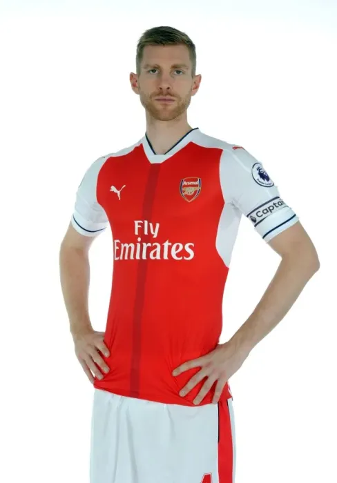 Framed Print : Per Mertesacker at Arsenal Training: 2016-17 Season Framed Print : Per Mertesacker at Arsenal Training: 2016-17 Season