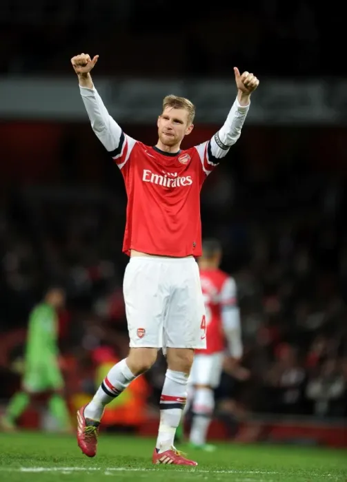 Framed Print : Per Mertesacker Celebrates Arsenal's Victory Over Fulham (2013-14)