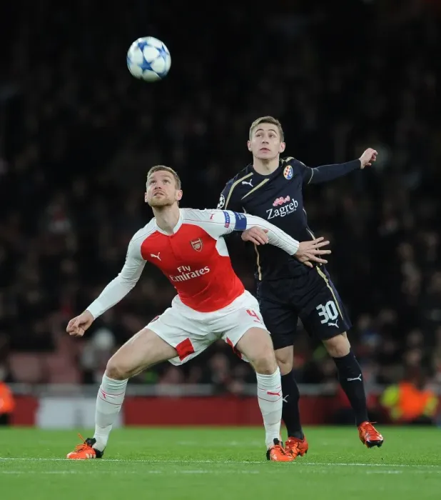 Framed Print : Mertesacker Defends: Arsenal vs Dinamo Zagreb, 2015-16 UEFA Champions League Framed Print : Mertesacker Defends: Arsenal vs Dinamo Zagreb, 2015-16 UEFA Champions League