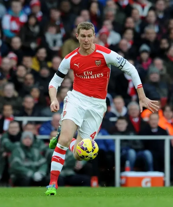 Framed Print : Per Mertesacker Focuses in Arsenal's Battle Against Stoke City (2014-15) Framed Print : Per Mertesacker Focuses in Arsenal's Battle Against Stoke City (2014-15)