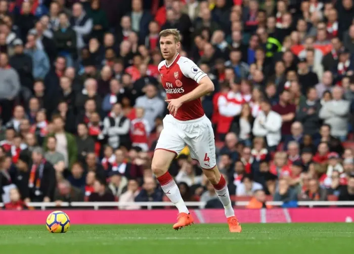 Framed Print : Per Mertesacker Focuses in Arsenal's Battle Against Swansea City (2017-18) Framed Print : Per Mertesacker Focuses in Arsenal's Battle Against Swansea City (2017-18)