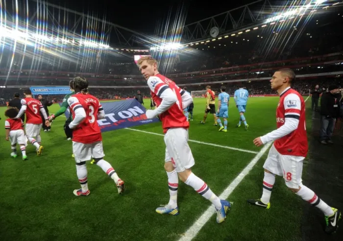 Framed Print : Per Mertesacker Focuses in Arsenal's Battle Against West Ham United (2012-13) Framed Print : Per Mertesacker Focuses in Arsenal's Battle Against West Ham United (2012-13)