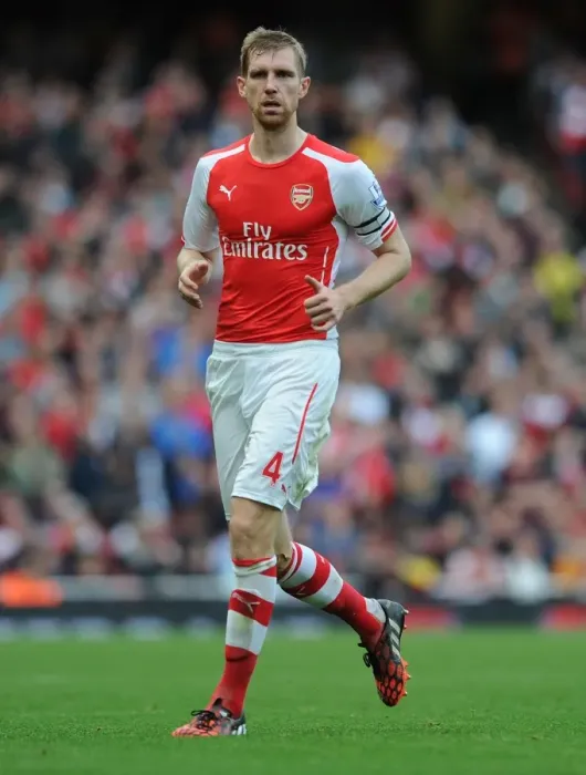 Framed Print : Per Mertesacker Focuses in Arsenal's Victory Against Hull City (2014-15) Framed Print : Per Mertesacker Focuses in Arsenal's Victory Against Hull City (2014-15)
