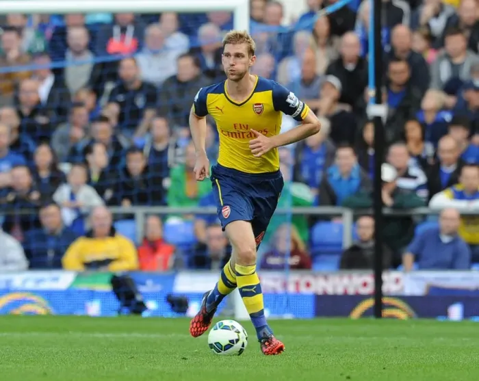 Framed Print : Per Mertesacker Focuses at Goodison Park: Everton vs Arsenal, Premier League 2014 / 15 Framed Print : Per Mertesacker Focuses at Goodison Park: Everton vs Arsenal, Premier League 2014 / 15
