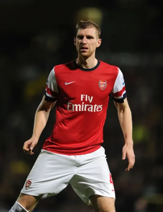Framed Print : Per Mertesacker Focuses in Norwich City vs Arsenal Premier League Clash (2012) Framed Print : Per Mertesacker Focuses in Norwich City vs Arsenal Premier League Clash (2012)