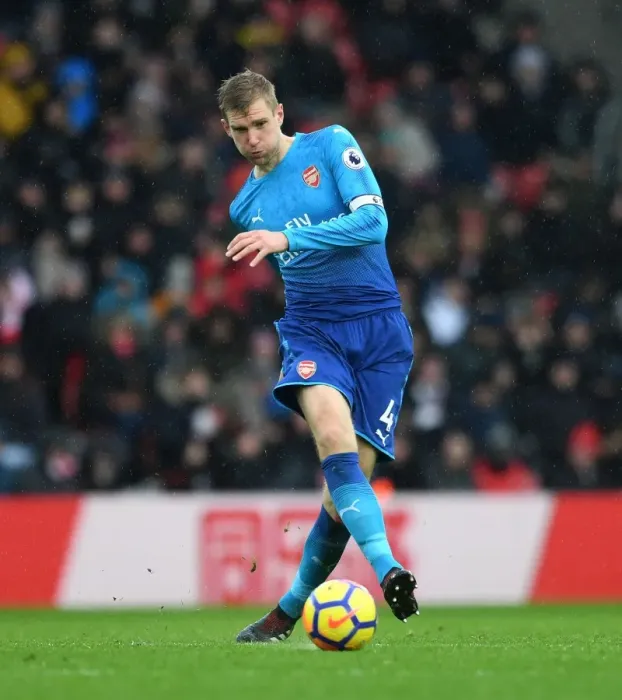Framed Print : Per Mertesacker Focuses in Southampton vs Arsenal Premier League Clash (2017-18) Framed Print : Per Mertesacker Focuses in Southampton vs Arsenal Premier League Clash (2017-18)