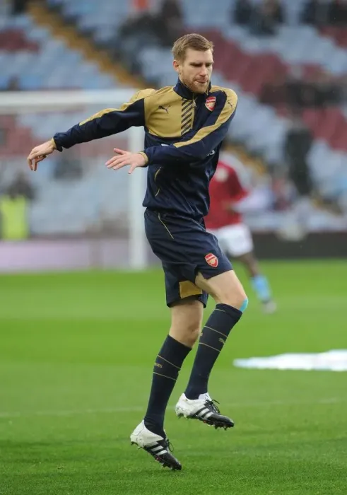 Framed Print : Per Mertesacker Gears Up: Aston Villa vs Arsenal (2015-16 Premier League)