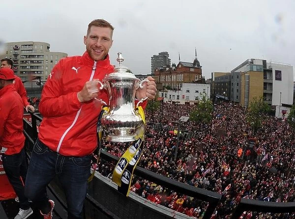 Per Mertesacker Leads Arsenal's FA Cup Victory Parade (2014-15)
