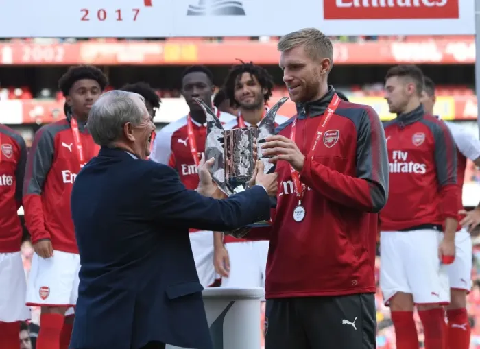 Framed Print : Per Mertesacker Lifts Emirates Cup Trophy: Arsenal v Sevilla, 2017