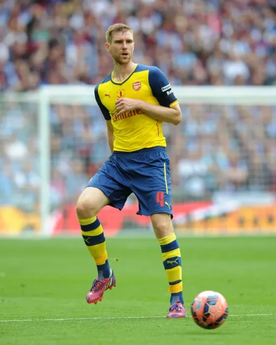 Framed Print : Per Mertesacker Lifts FA Cup: Arsenal's Victory over Aston Villa (4-0) at Wembley, 2015