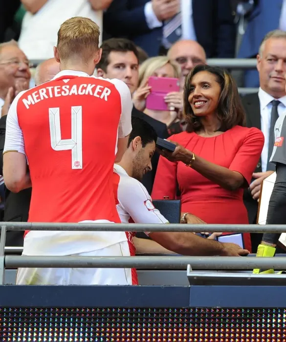 Framed Print : Per Mertesacker Receives Community Shield Medal from Janet Rocastle after Arsenal's Victory over Chelsea