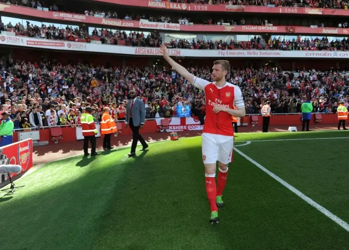 Framed Print : Per Mertesacker's Emotional Farewell: Arsenal v Everton, 2016-17