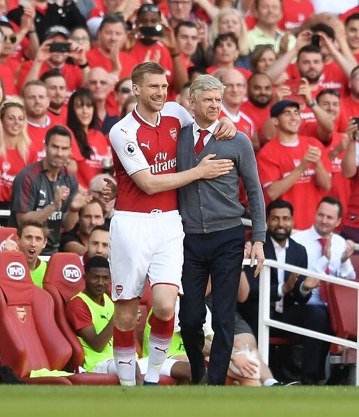 Mertesacker's Emotional Farewell Hug: Wenger's Last Match as Arsenal Manager (2018)