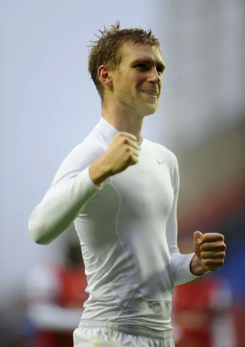 Framed Print : Per Mertesacker's Euphoric Moment: Arsenal's Victory Celebration at Wigan Athletic, 2012-13
