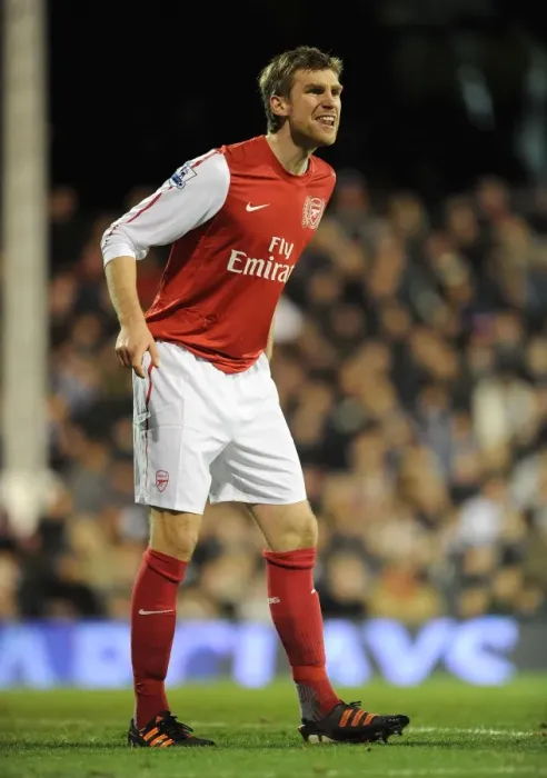 Framed Print : Per Mertesacker's Intense Concentration: Fulham vs Arsenal (2011-12) Framed Print : Per Mertesacker's Intense Concentration: Fulham vs Arsenal (2011-12)