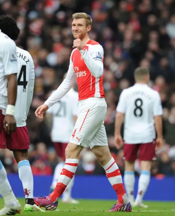 Framed Print : Per Mertesacker's Intense Focus at Arsenal vs Aston Villa, 2015
