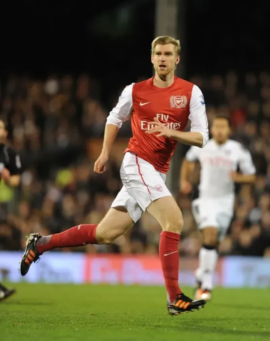 Framed Print : Per Mertesacker's Intense Focus: Fulham vs. Arsenal (2011-12) Framed Print : Per Mertesacker's Intense Focus: Fulham vs. Arsenal (2011-12)