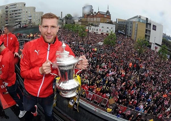 Per Mertesacker's Triumphant Arsenal FA Cup Parade (2014-15)