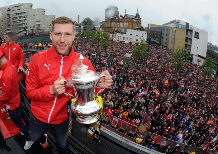 Framed Print : Per Mertesacker's Triumphant Arsenal FA Cup Parade (2014-15)