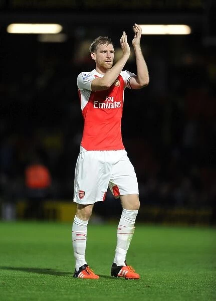 Per Mertesacker's Triumphant Moment with Arsenal Fans after Watford Victory, 2015 / 16 Premier League
