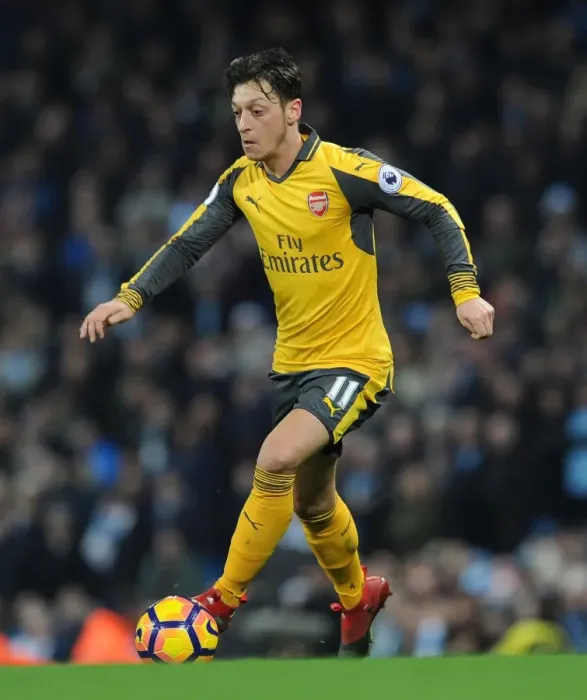 Framed Print : Mesut Ozil: In Action for Arsenal Against Manchester City (2016-17) Framed Print : Mesut Ozil: In Action for Arsenal Against Manchester City (2016-17)