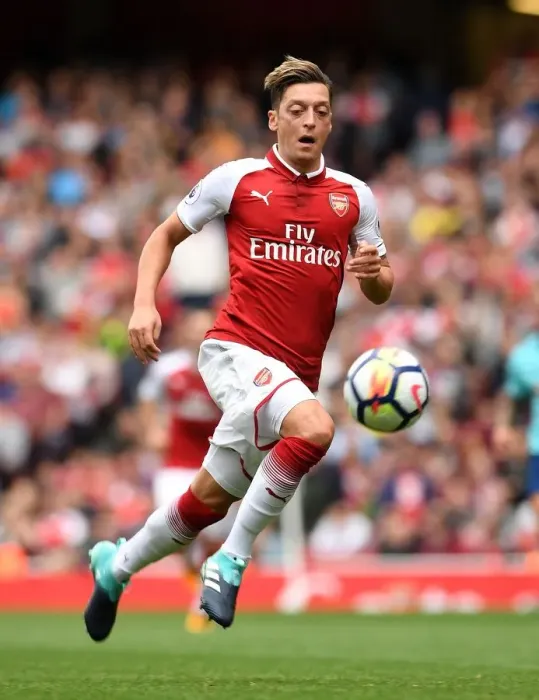 Framed Print : Mesut Ozil in Action: Arsenal vs AFC Bournemouth, Premier League 2017-18