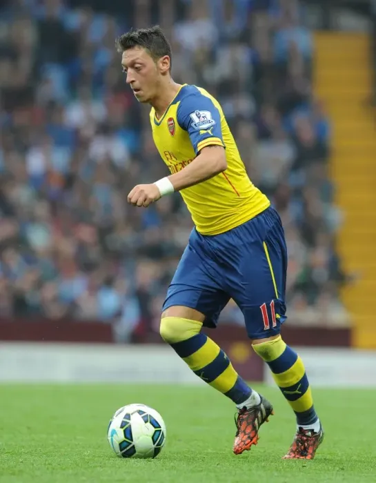 Framed Print : Mesut Ozil in Action: Arsenal vs. Aston Villa, Premier League 2014-15