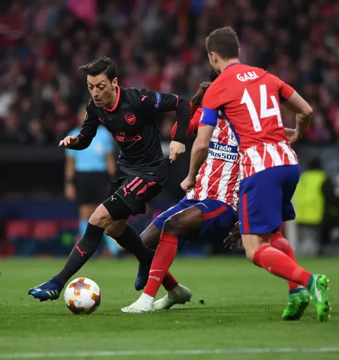 Framed Print : Mesut Ozil in Action: Arsenal vs Atletico Madrid - UEFA Europa League Semi-Final